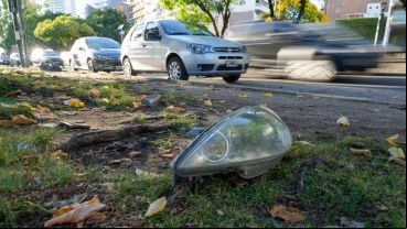 Una de las óptica del Peugeot 206 gris que embistió a la familia en Roca y el río.