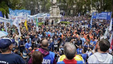 El acto masivo de este mediodía en la plaza 25 de Mayo.