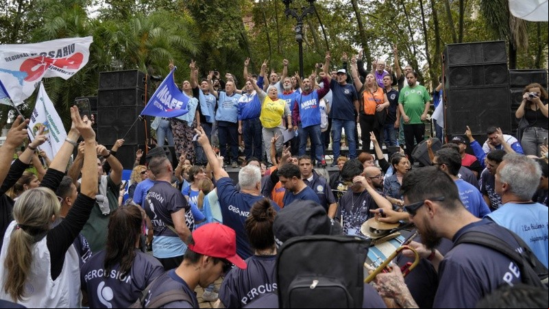 El acto masivo de este mediodía en la plaza 25 de Mayo.