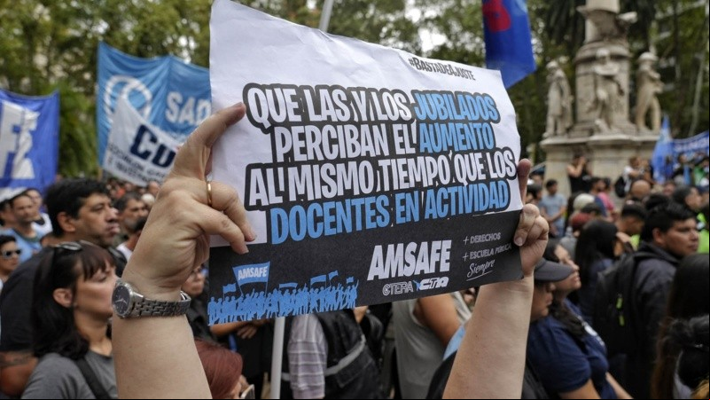 El acto masivo de este mediodía en la plaza 25 de Mayo.