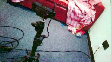 Un sillón y un celular para el streaming sexual montado en el departamento allanado en avenida Santa Fe al 800 del barrio de Retiro.
