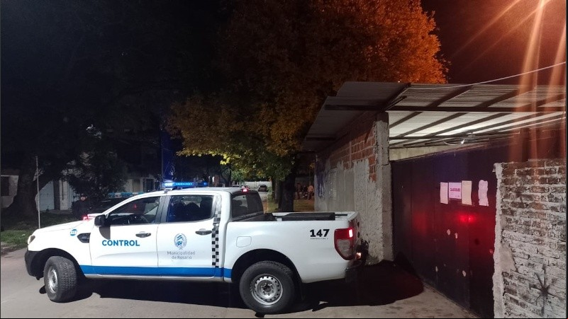Los agentes municipales y policiales llegaron al lugar el domingo a la madrugada y lograron el desalojo pacífico de unas 200 personas. 