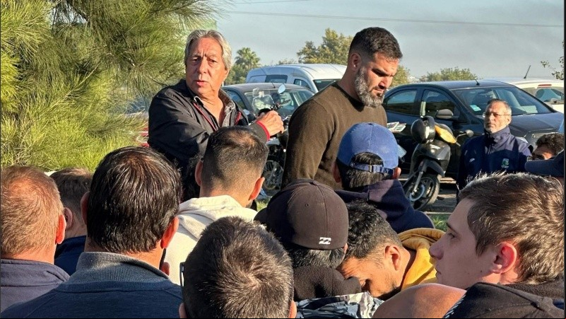 Mucho malestar de los obreros en la asamblea realizada en las puertas de una de las fábricas de la defaulteada Vicentín