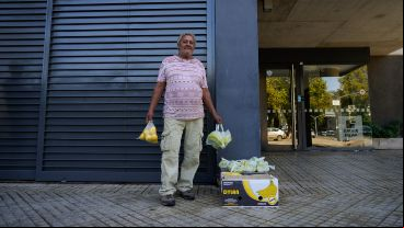 Montevideo y Avellaneda: Mario fracciona bananas y limones en bolsas que ofrece a 2.000 pesos.