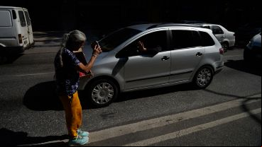 Desde toallones a dulces. Carmen vendió de todo y ahora se refugia en los turrones, que son más baratos.