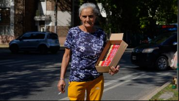 Carmen, 63 años, jubilada pero activa: hace 40 años que es vendedora ambulante.