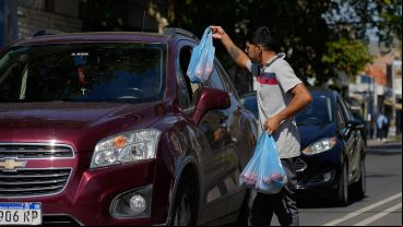 Los trabajadores informales aprovechan los segundos que les regala el semáforo en rojo para ganarse el sustento.