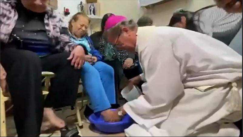 Imagen de la ceremonia de lavado de pies a adultos mayores.