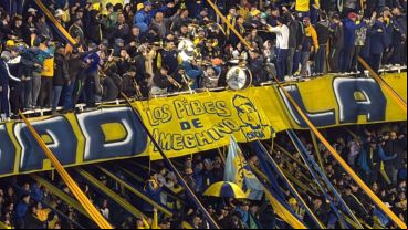 La bandera que recuerda a "Chicha" Ferreyra en medio de la popular de Regatas, donde se ubica la barra brava de Central.
