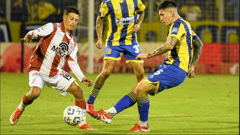 Franco Ibarra en plena lucha del mediocampo en el duelo de Central ante Instituto.
