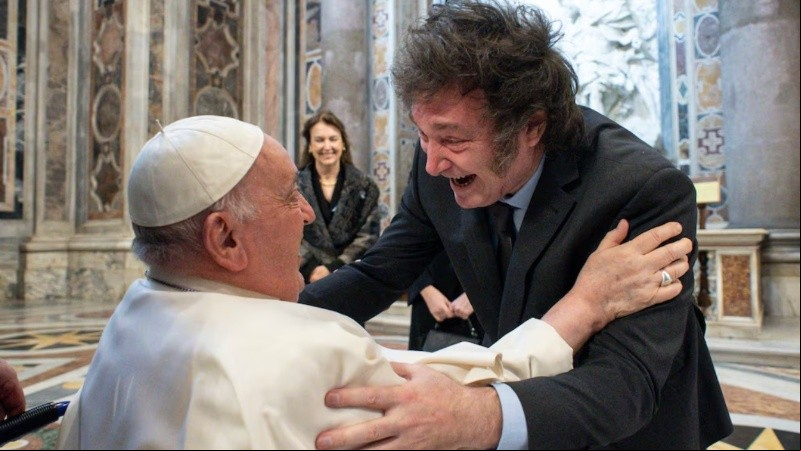 Javier Milei saluda al Papa Francisco antes del inicio de la misa de canonización de la primera santa argentina, María Antonia de Paz y Figueroa, también conocida como 
