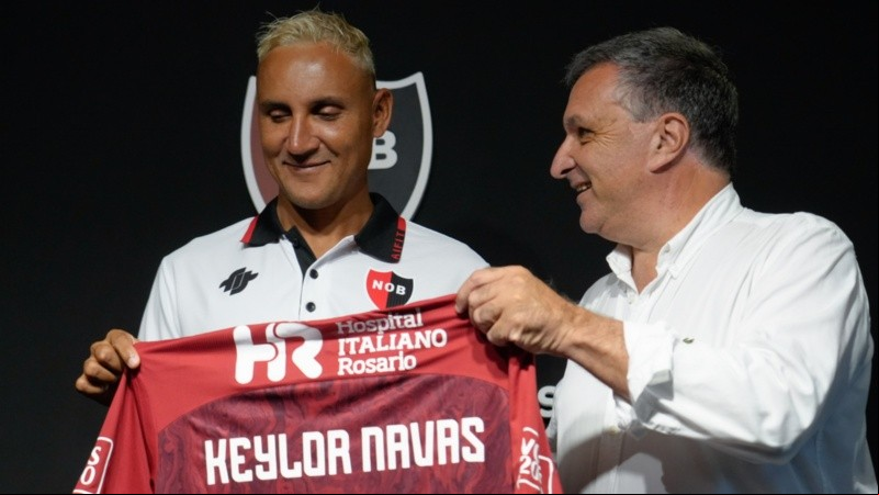 La presentación del arquero en Rosario: Keylor Navas con Ignacio Astore en Bella Vista.