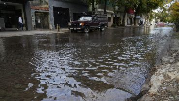 La cuadra quedó durante horas completamente inundada, hasta la reparación del caño, y ahora resta la obra civil.