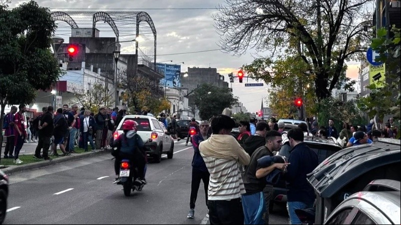 Hinchas tomaron la sede del club en la avenida La Plata de Buenos Aires.