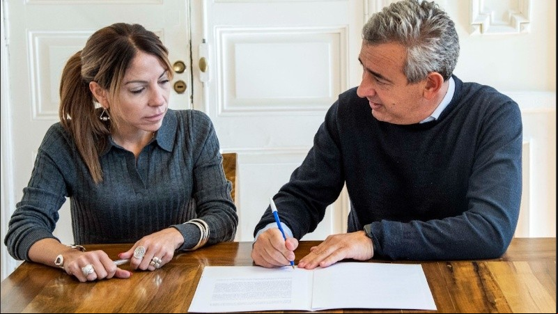 A partir de lo firmado en el dia de hoy por el intendente Javkin y Anahí Rodríguez, titular de la EPE, la empresa se hará cargo de las reparaciones de las veredas que intervenga.