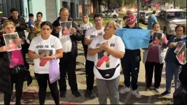 Los familiares de Nico frente a la obra donde falleció.