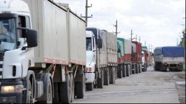 Una postal repetida en las rutas y s a la zona de puertos del cordón industrial en la época de cosecha gruesa.