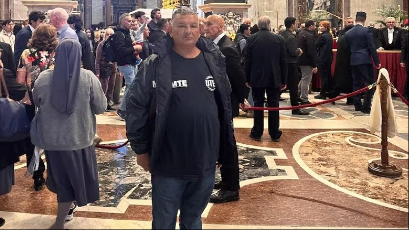 El cartonero Sergio Sánchez viajó a Roma a despedirse de su amigo el papa Francisco.