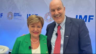 Kristalina Georgieva y Federico Sturzenegger, con los pines de la motosierra, en la sede del FMI, en Washington.