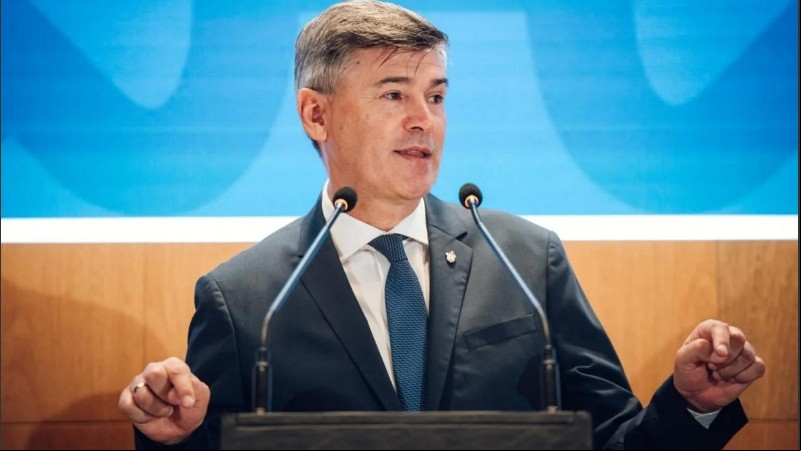 La reestructuración también apuntaría a una reducción del 30% en el plantel de funcionarios, incluyendo recortes en becarios y contratados bajo el régimen de monotributo.