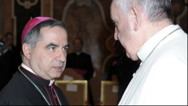 El cardenal Angelo Becciu junto al papa Francisco.