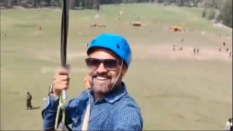 El protagonista del clip, Rishi Bhatt de Ahmedabad, dijo que no se había dado cuenta de lo que estaba pasando hasta que llegó al otro lado y se soltó del cinturón de seguridad.