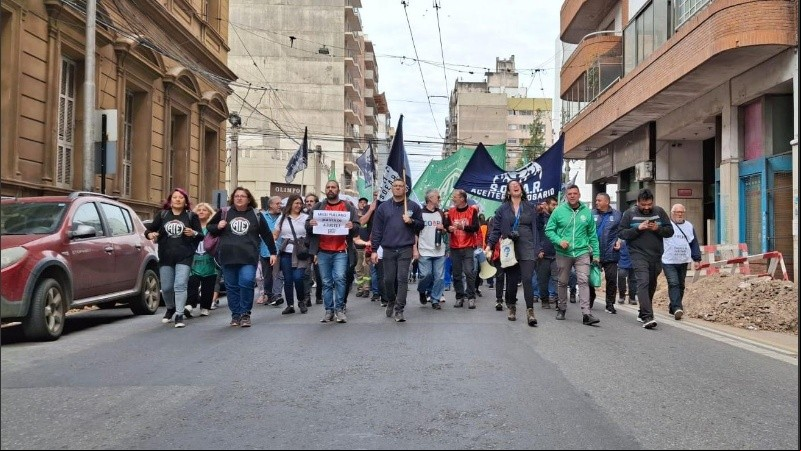 Gremios y organizaciones sociales marcharon por el Día del Trabajador.