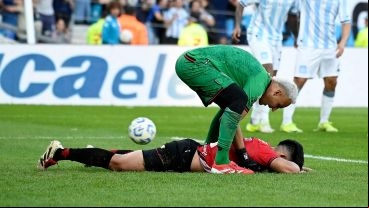 Navas consuela a Salcedo tras el gol en contra del zaguero paraguayo.