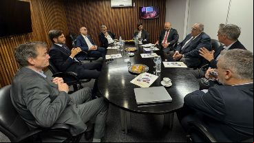 Alto cónclave. El CEO de Bolsa, Javier Cervio, el gobernador Maximiliano Pullaro, el presidente de la Bolsa, Miguel Simioni, el intendente Pablo Javkin, la diputada Clara García, el ministro de Desarrollo, Gustavo Puccini, el director de IDR, Juan Carlos Venesia, el director de la Bolsa, Andrés Williams y el senador Marcelo Lewandowsky, en la previa al inicio del Encuentro Argentino de Transporte Fluvial