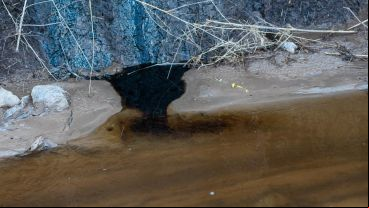El canal lindero al basural arrojó valores altos para parámetros físico-químicos (DBO, DQO, Cromo total, Níquel).