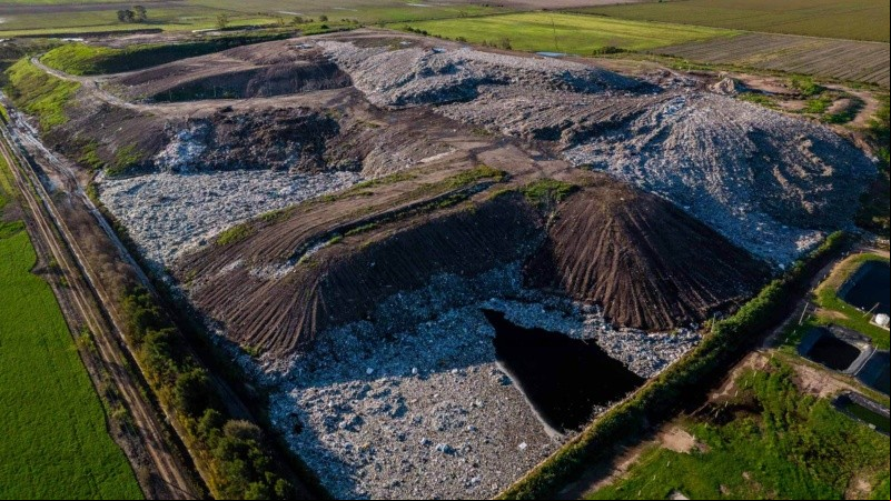 El canal lindero al basural arrojó valores altos para parámetros físico-químicos (DBO, DQO, Cromo total, Níquel).