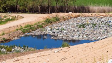 El canal lindero al basural arrojó valores altos para parámetros físico-químicos (DBO, DQO, Cromo total, Níquel).