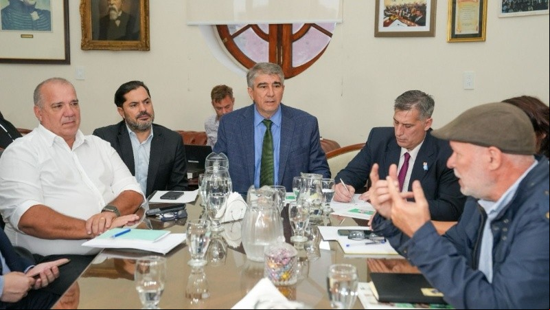 Las negociaciones entre gobierno y gremios se realizan en la Casa Gris