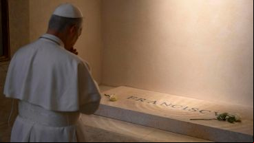 León XIV visitó la tumba de Francisco en la basílica romana de Santa María la Mayor.