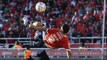Gran maniobra de Montiel en el aire para clavarla por encima del arquero.