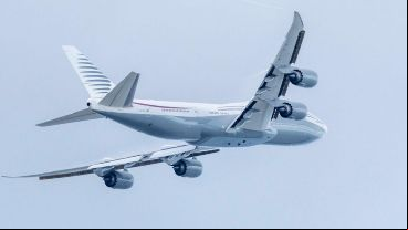 Donald Trump recibió críticas por su intención de aceptar un lujoso avión como regalo de la familia real de Qatar.