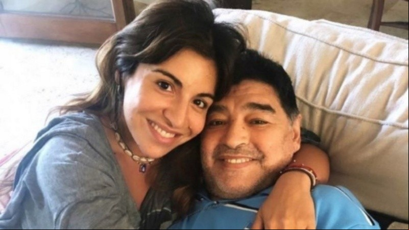 Gianinna con su papá Diego, poco antes de la muerte del Diez.