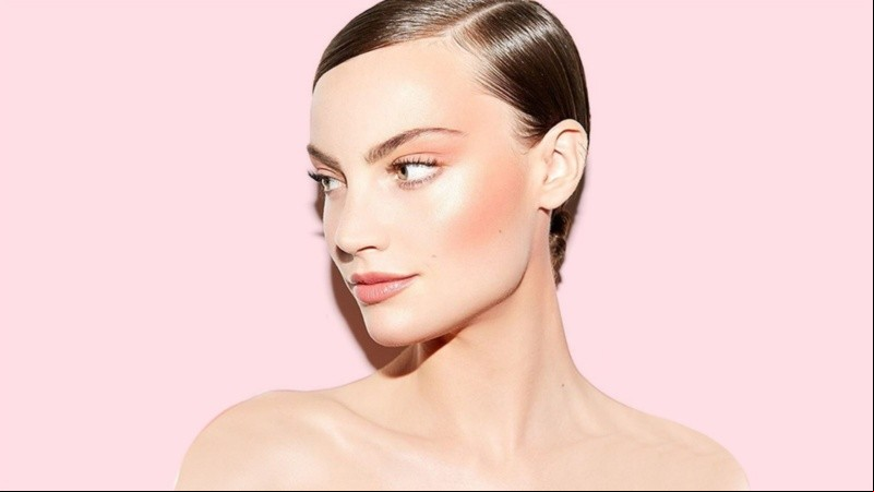 Crea un efecto lifting inmediato sin bisturí ni filtros.