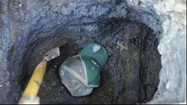 La gorra y la pala con la que trabajaba el operario herido.