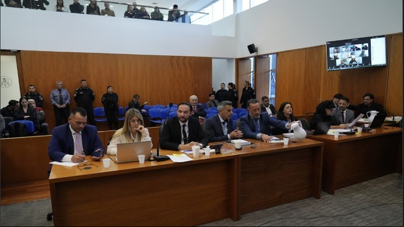 En una audiencia que comenzó demorada este martes por detalles técnicos, el fiscal José Luis Caterina imputó a 13 policías y 4 civiles por haber robado dinero que el Estado provincial enviaba para la carga de combustible para los patrulleros.