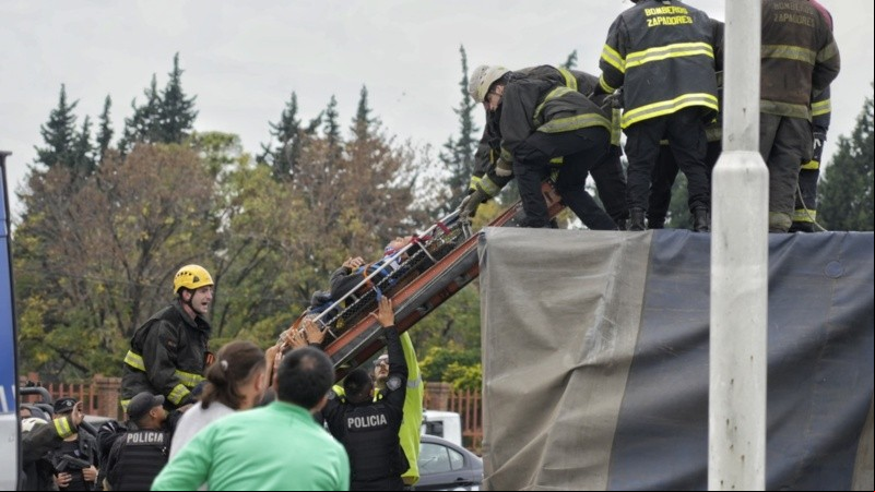 El rescate de los Bomberos y el traslado del herido al Heca.
