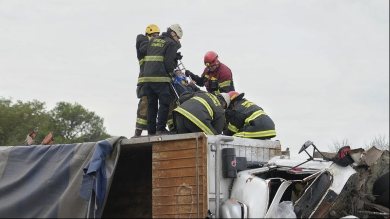 El rescate de los Bomberos y el traslado del herido al Heca.
