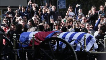 Yamandú Orsi, el actual presidente de Uruguay, cubrió el ataúd con la bandera uruguaya