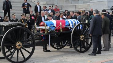 Yamandú Orsi, el actual presidente de Uruguay, cubrió el ataúd con la bandera uruguaya