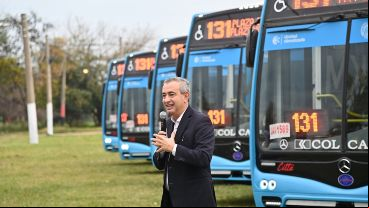 Javkin presentó las nuevas unidades del transporte urbano.