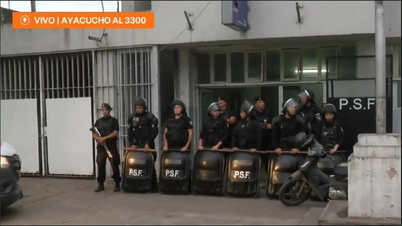 Agentes policiales custodiando el ingreso a la comisaría 16ª de Rosario tras el incidente registrado este viernes a la tarde.