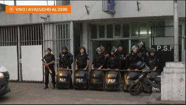 Agentes policiales custodiando el ingreso a la comisaría 16ª de Rosario tras el incidente registrado este viernes a la tarde.
