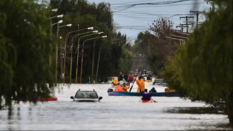 Miles de personas tuvieron que ser evacuadas por el fuerte temporal que azotaba varias localidades de la provincia de Buenos Aires.