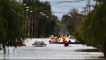 Miles de personas tuvieron que ser evacuadas por el fuerte temporal que azotaba varias localidades de la provincia de Buenos Aires.