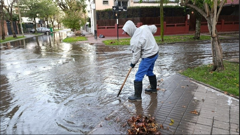 En la mañana del domingo se trabajaba en destapar bocacalles y otros anegamientos.